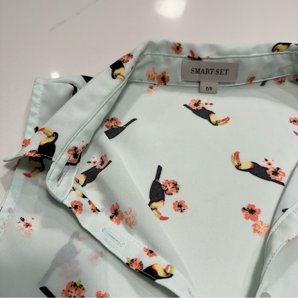 Sleeveless collared blouse with toucans - Picture 2 of 5